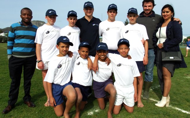Laerskool  Gansbaai  se  trotse  o/13A-rugbyspan  met  hulle pette en T-hemde van Premier Fishing, met Tatenda Bundo (links), Jonathan Doyle (middel), Rushaan Isaacs (regs) en JP Coetzer langs haar